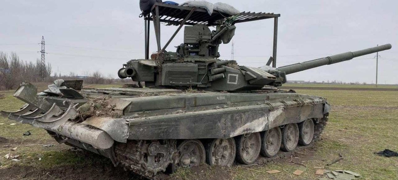 Т-90А, российский танк Т-90А, защитная решетка на танке, дополнительная защита на танки, российские оккупационные войска, трофейный танк Т-90А