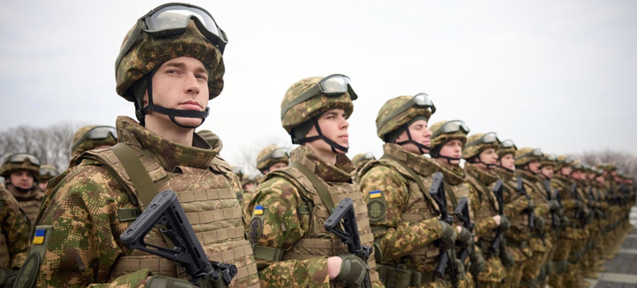 Шеренга українських солдатів