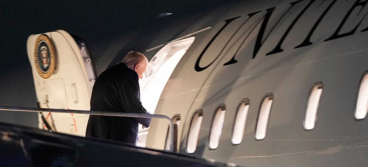 Самолет Трампа Трамп заходит на "Борт номер один" США