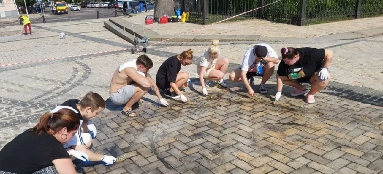 Очистка Софийской площади в Киеве от следов дрифта автомобилей Red Bull