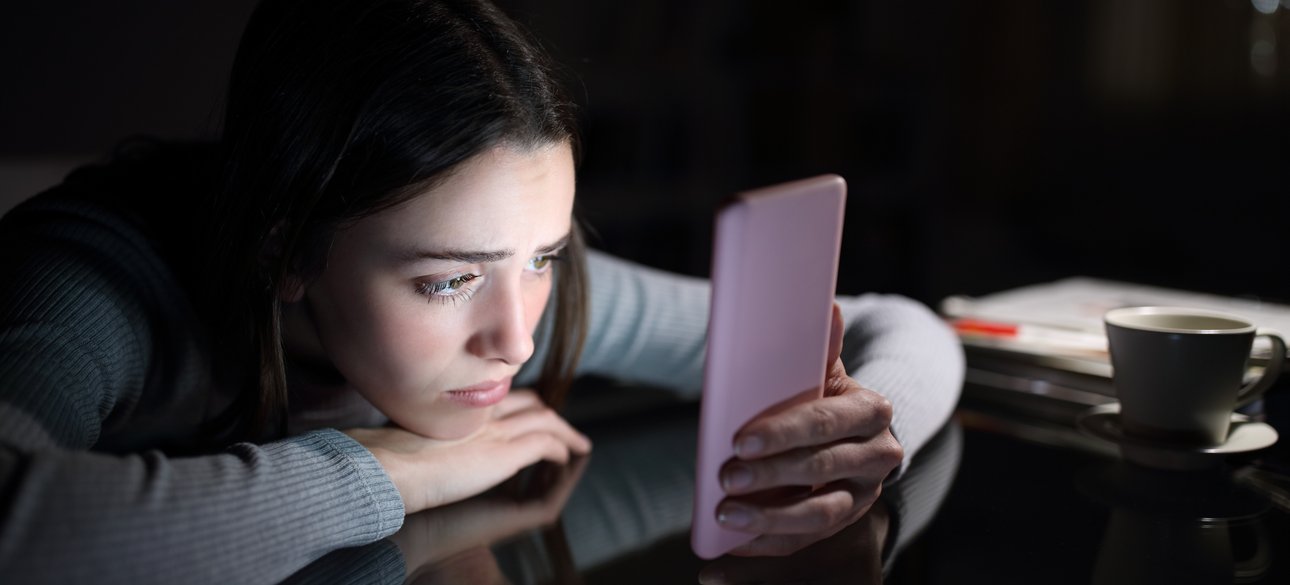 Девушка со своим смартфоном поздно вечером