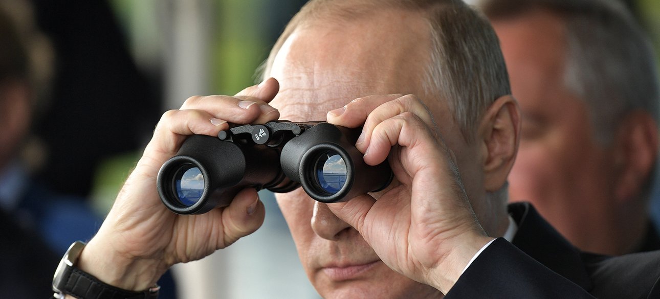 Владимир Путин бинокль
