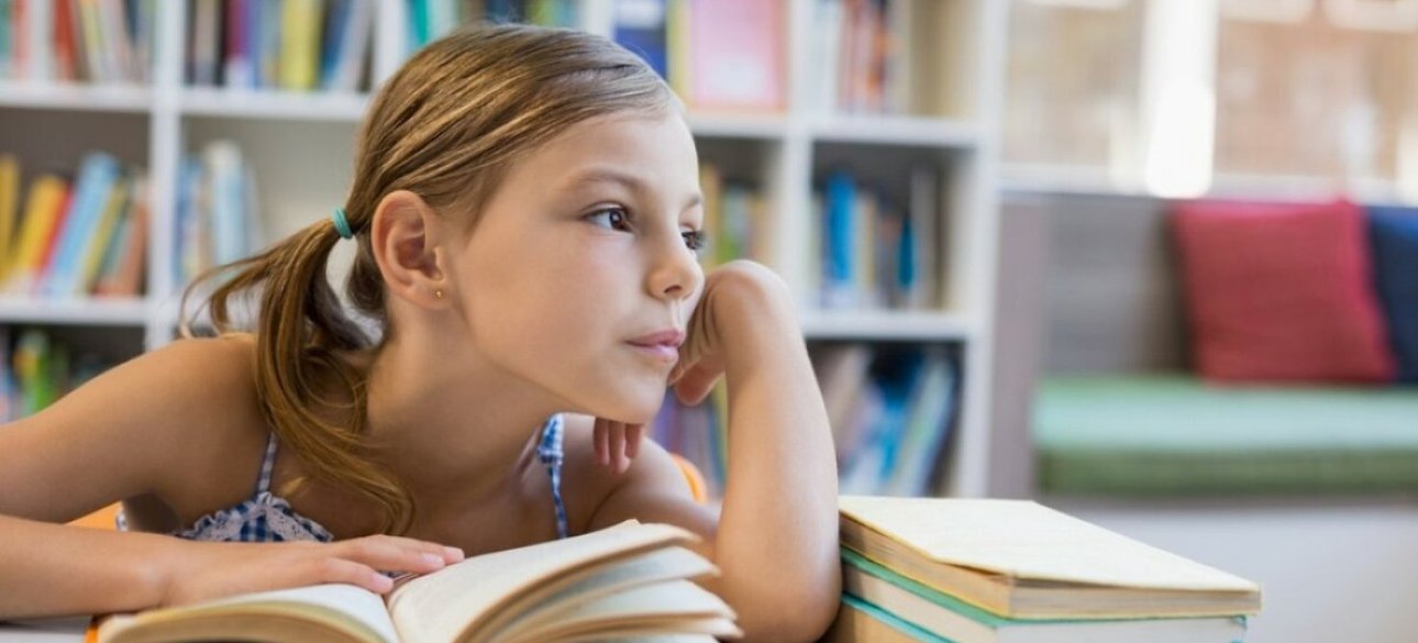 Девочка с книгой