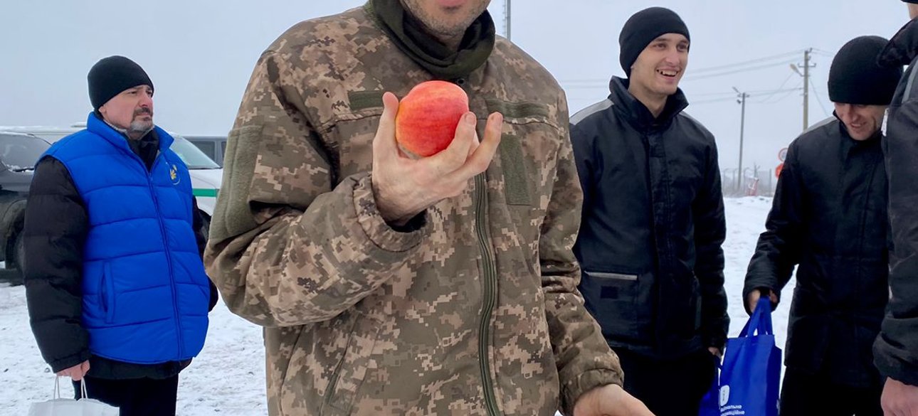 макс колесников, максим колесников, обмен пленными, как происходит обмен, военнопленные, пленные, обмен, украинские военнопленные, украинские пленные, фото с яблоком, военным с яблоком, максим колесников с яблоком