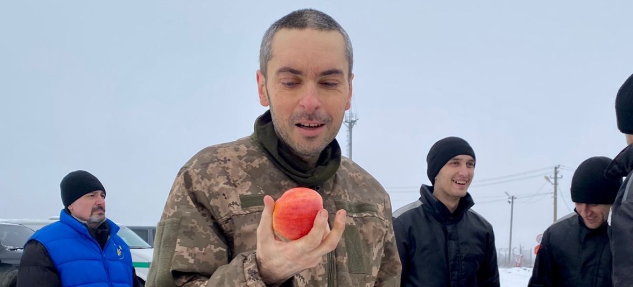 Фото з яблуком. Звільнений з російського полону Максим Колесников вперше за майже рік бачить яблуко