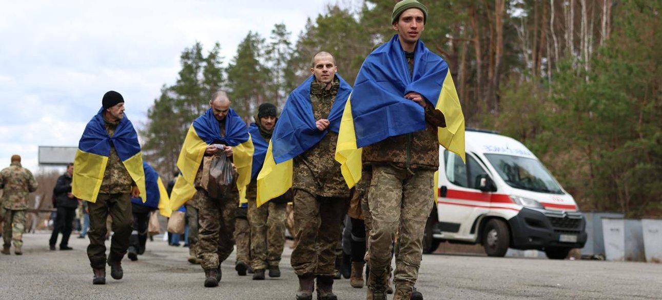 Пленные Украинские пленные возвращаются после обмена