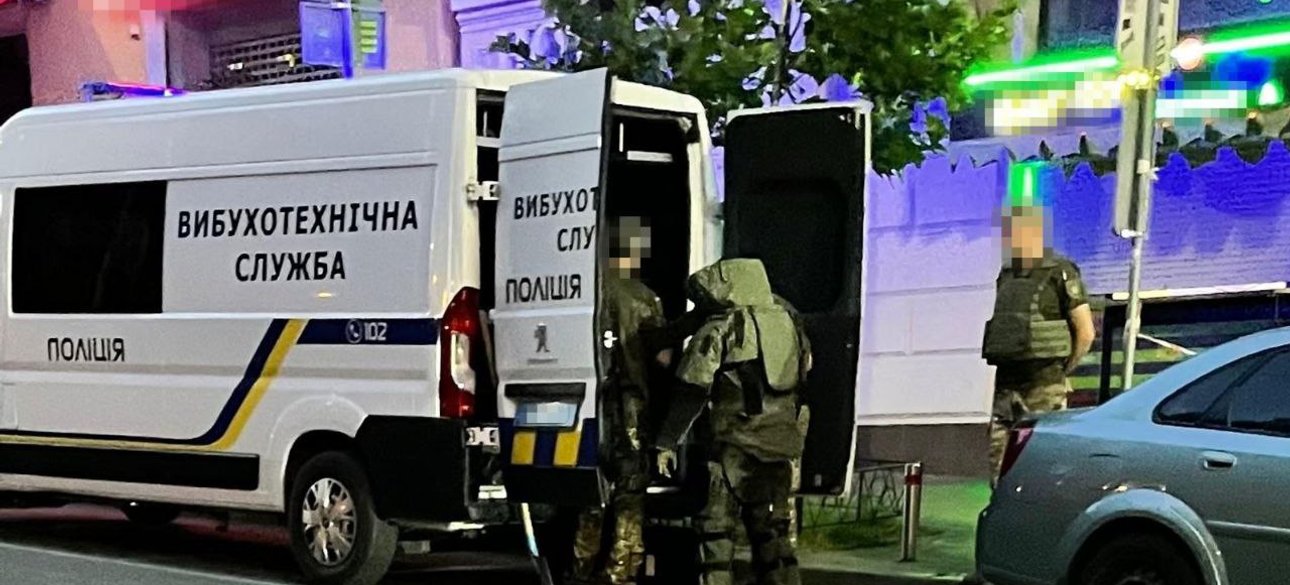 Вибухотехніки працюють на місці теракту в Києві