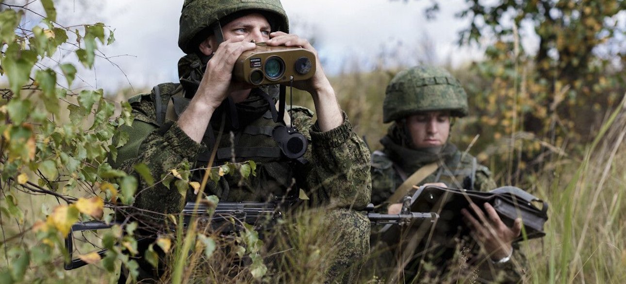 Российские солдаты с приборами наблюдения