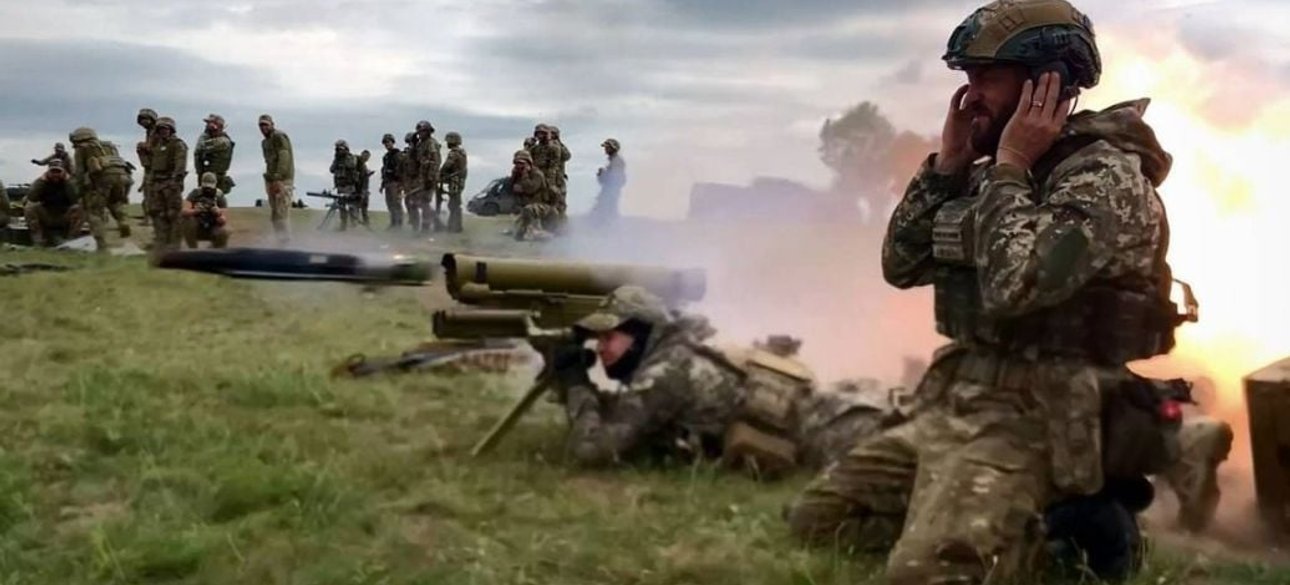 Бойцы ВСУ ведут бой