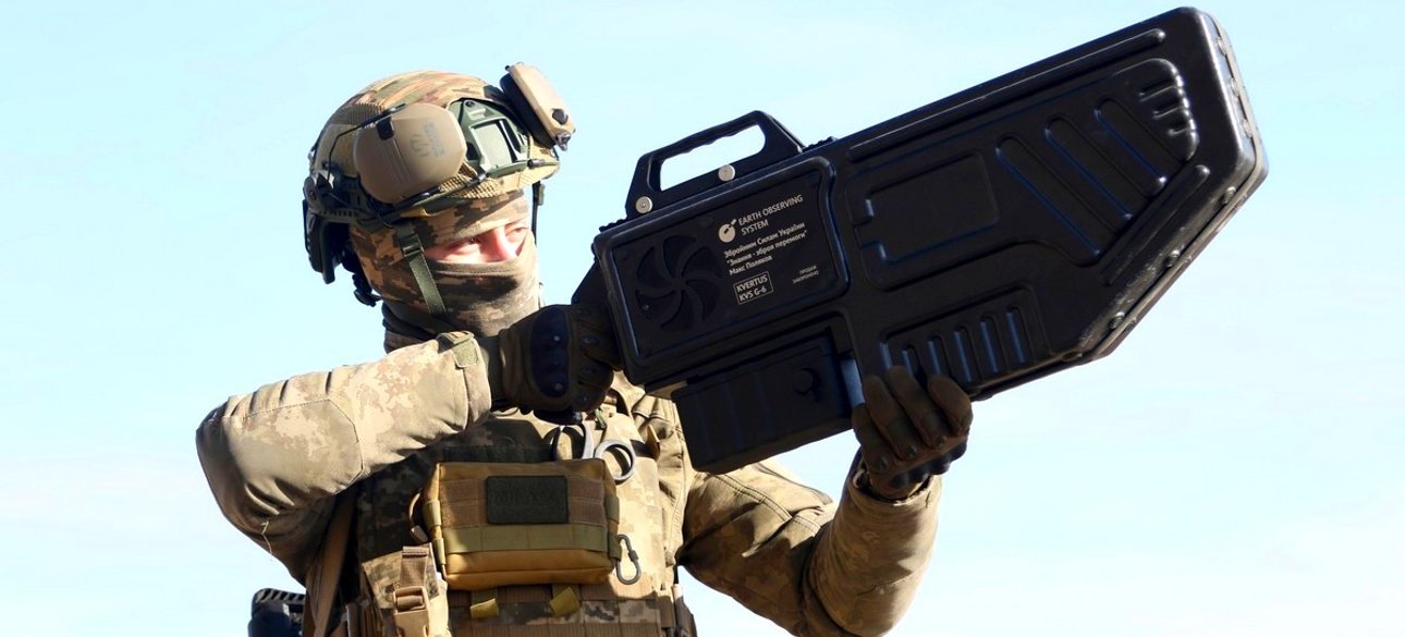 Боєць ЗСУ з протидроновою зброєю