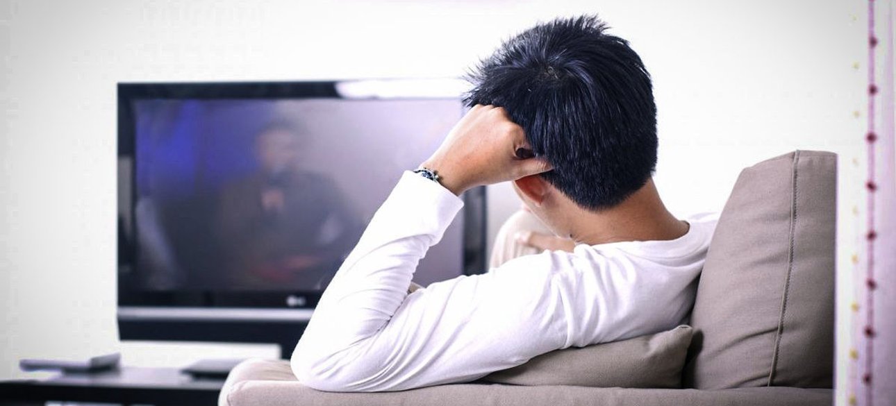 Перед екраном телевізора