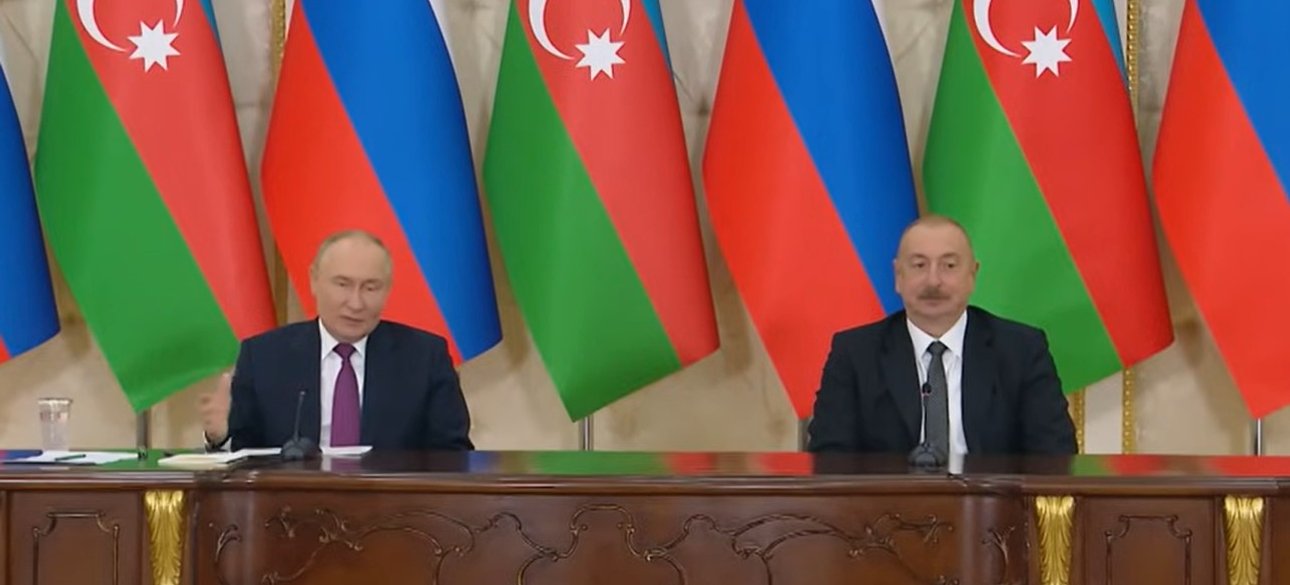 Путин и Алиев на фоне флагов России и Азербайджана
