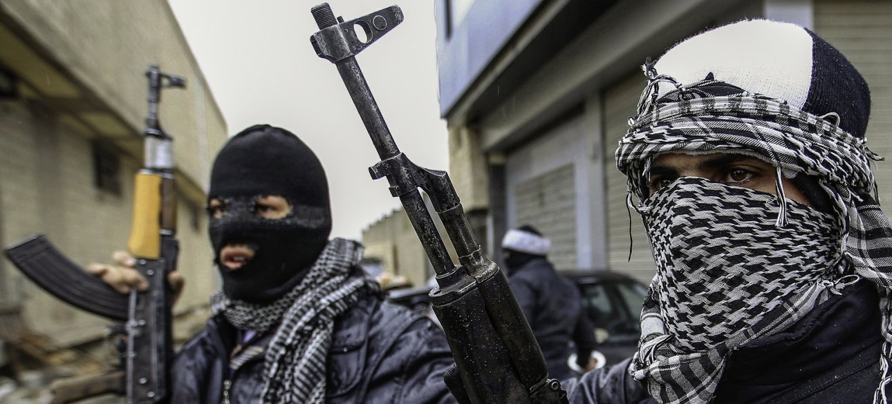 Сирийские повстанцы с автоматами