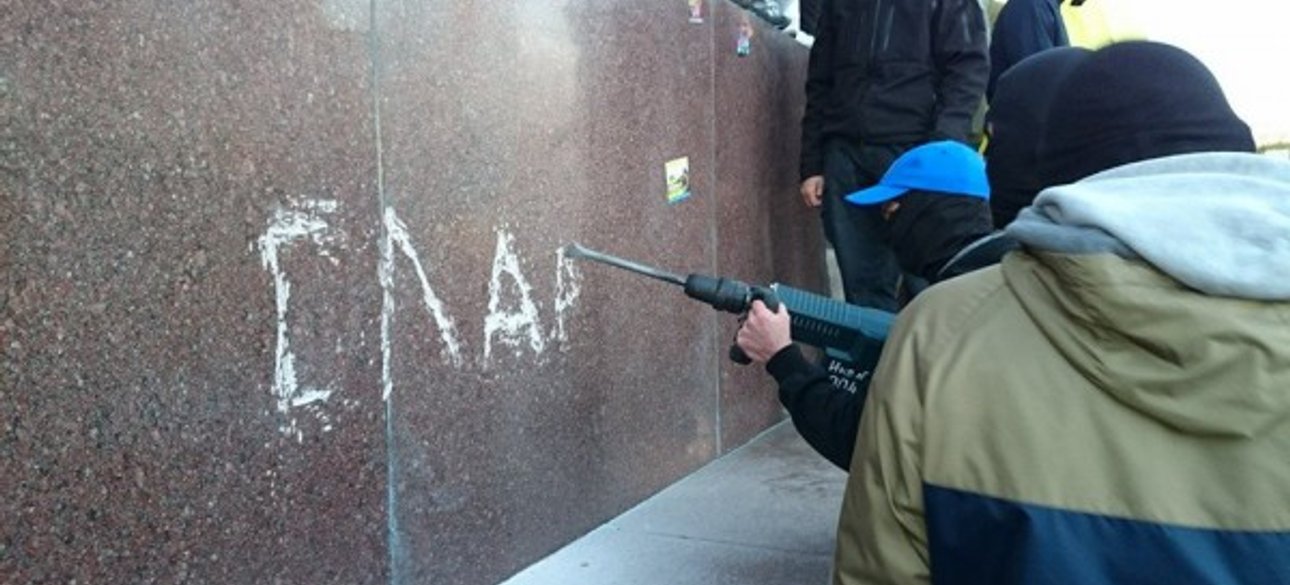 Начало снова памятника Ленину в Харькове / Фото: twitter.com/euromaidan