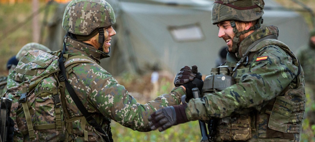 Військовослужбовці України та НАТО вітають один одного