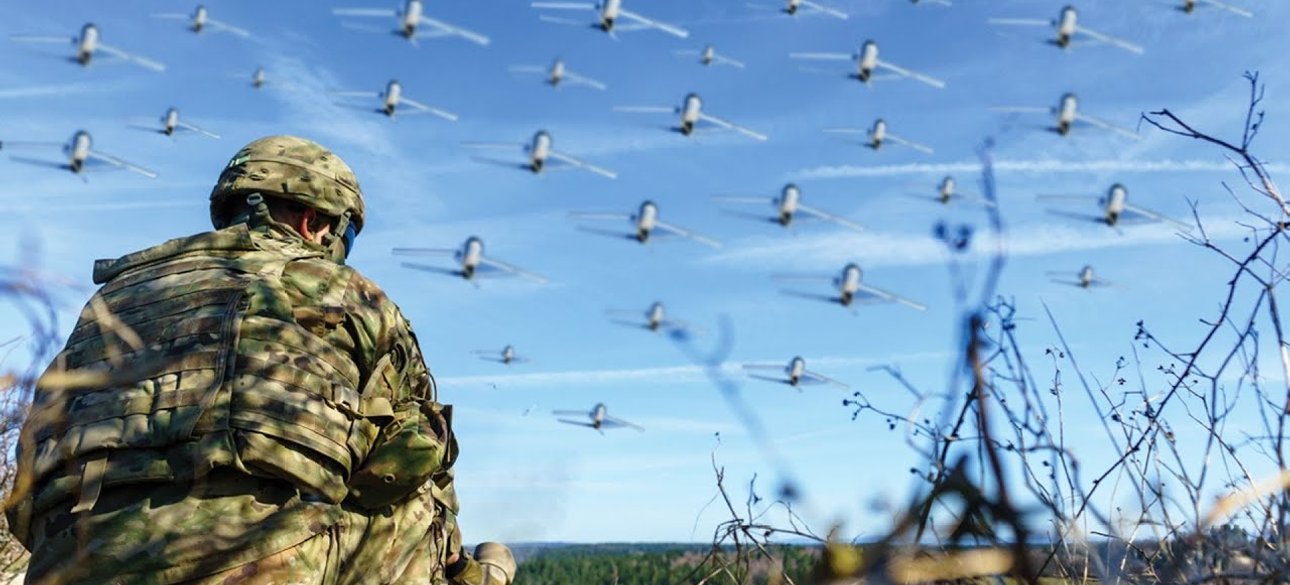 Боєць ЗСУ на тлі рою дронів
