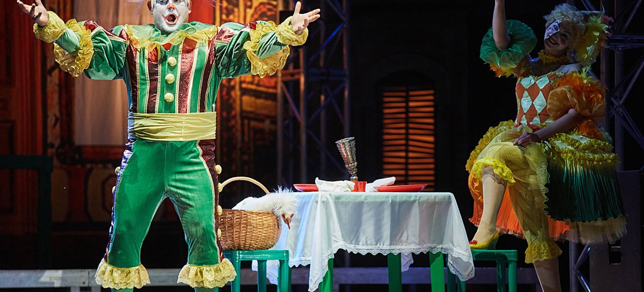 Шуты на сцене