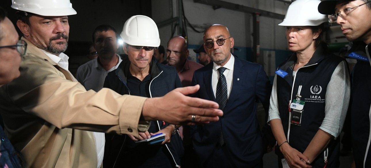 Глава МАГАТЭ Р. Гросси на Запорожской АЭС — слушает объяснения россиян