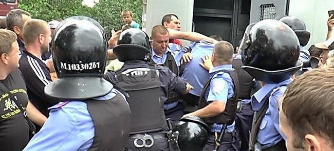 Фото:местные жители пытались устроить самосуд над полицейскими (Novosti-N)