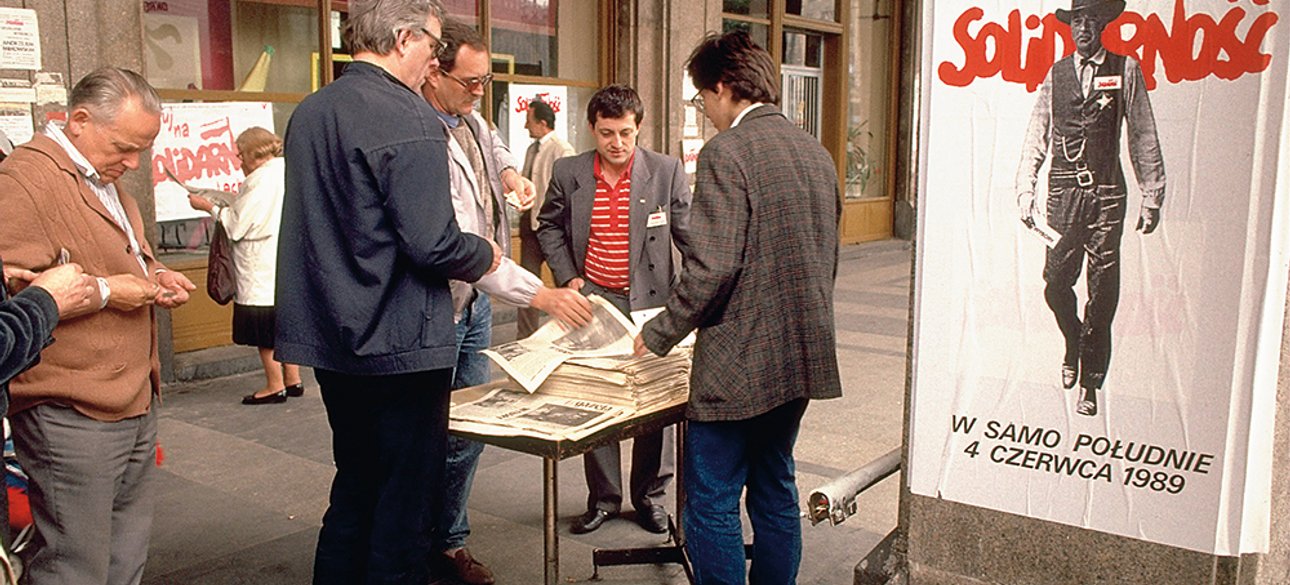 Агитационный плакат "Солидарности" во время первых свободных выборов в Польше 4 июня 1989 года / Фото: Getty Images