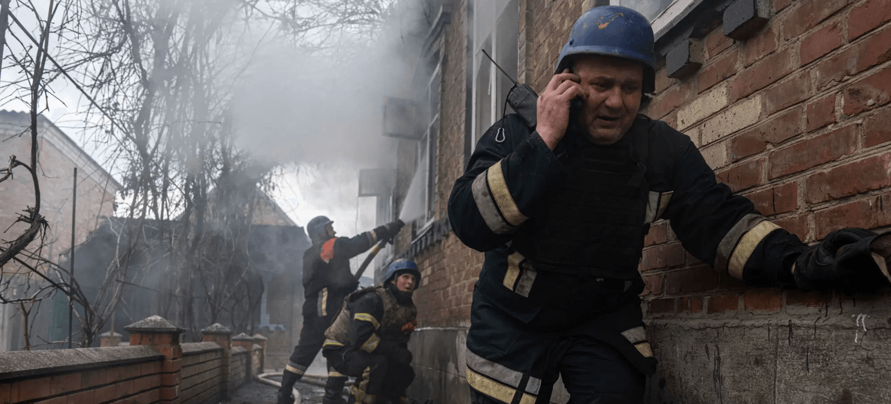 Пожарные тушат пожар после обстрела Константиновки