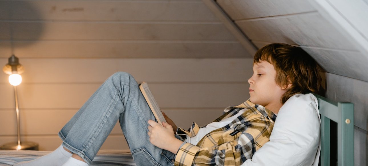 детская комната, детство, чтение, ребенок с книжкой, родной дом, уютная комната