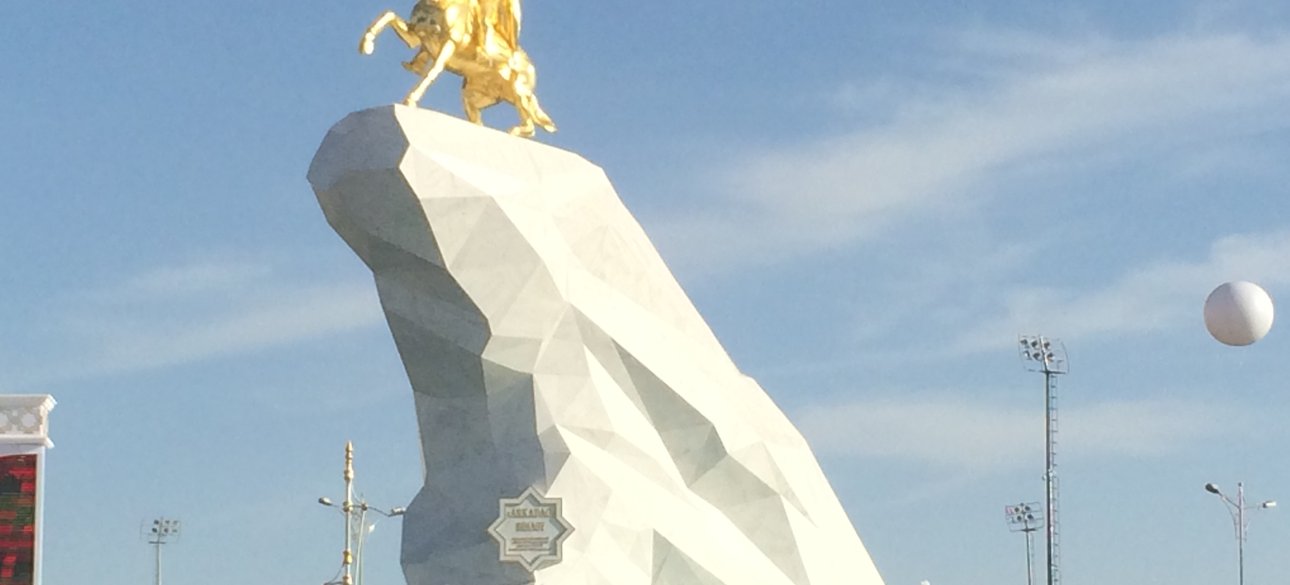 ашхабад, бердымухамедов, золотой всадник, золотой конь, культ личности, аркадаг, туркменистан