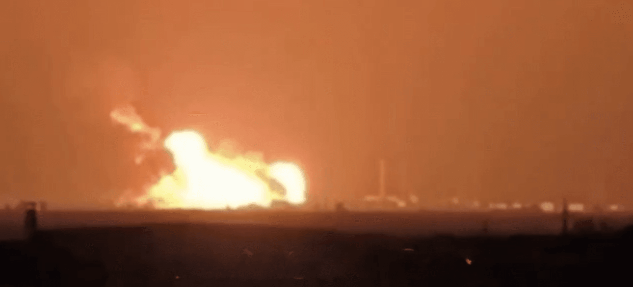 Пожар после украинских ударов по терминалу в Темрюке