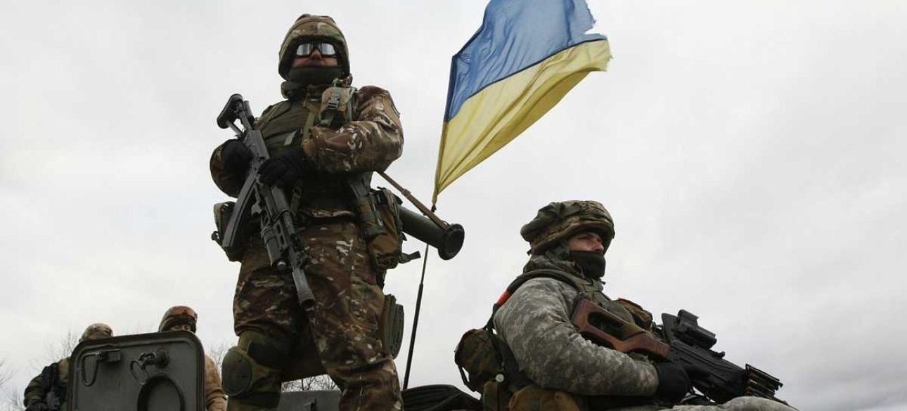 Військові, українці, прапор України, зброя