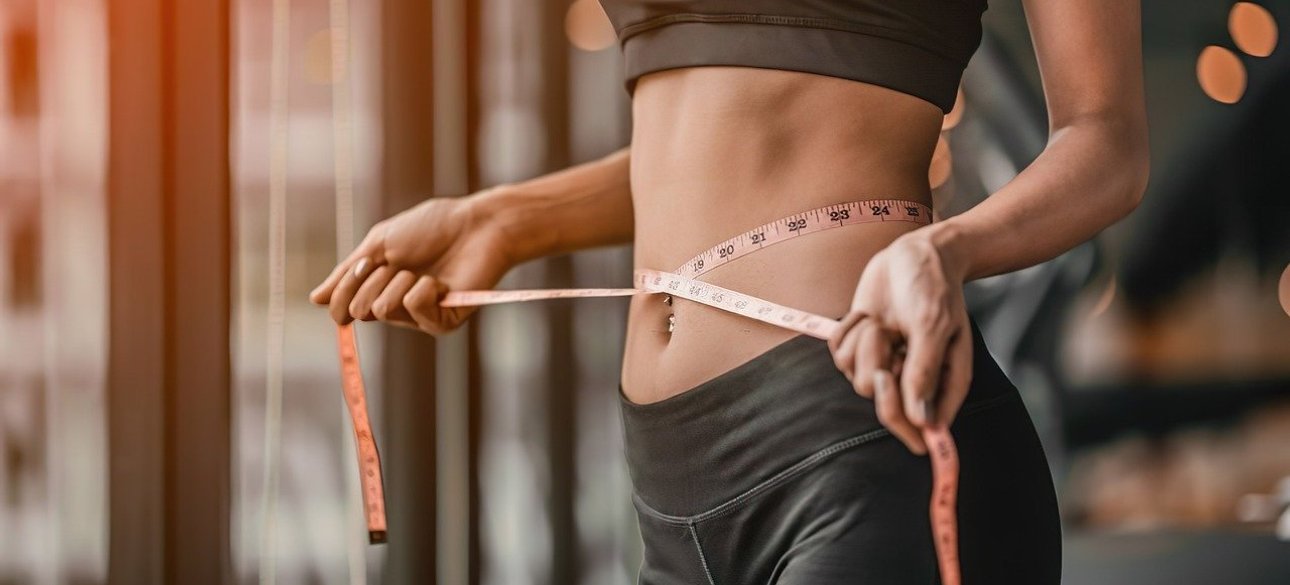 Девушка измеряет талию - похудение