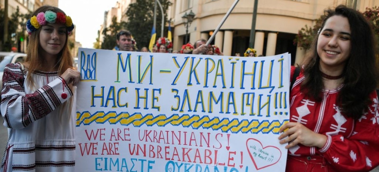 день вишиванки, українки, патріотичний плакат, українці в Європі, біженці з України, український патріотизм,