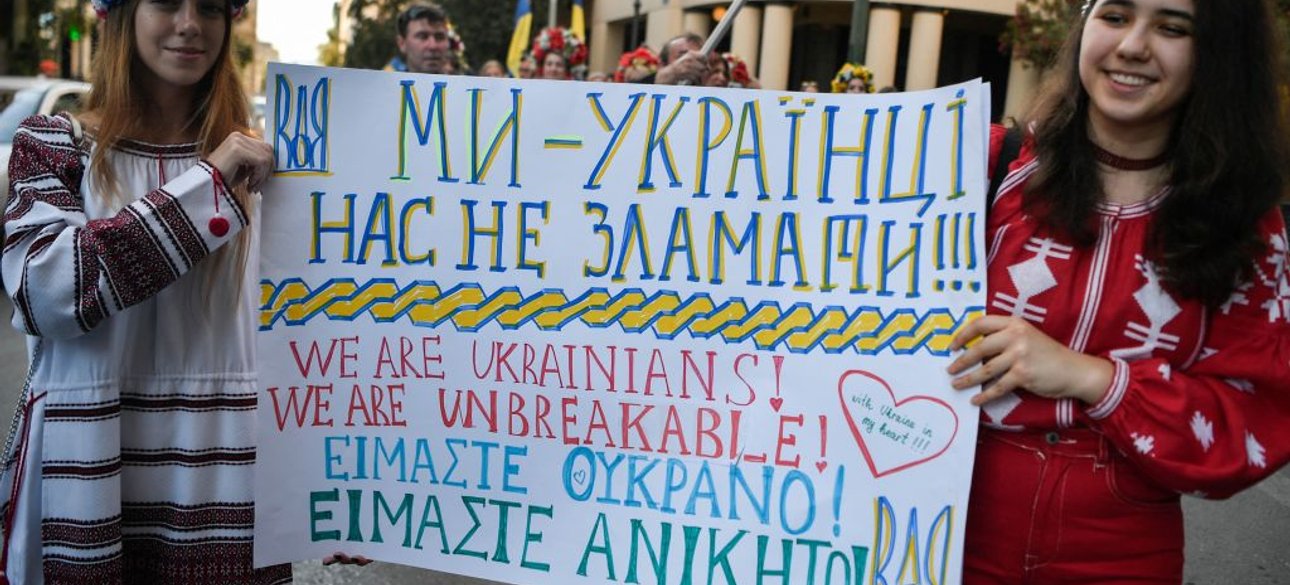 день вишиванки, українки, патріотичний плакат, українці в Європі, біженці з України, український патріотизм,