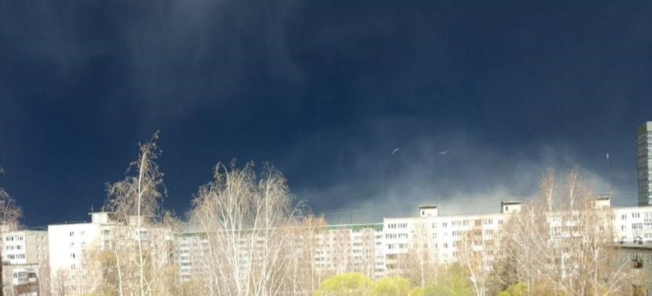 Черное небо над Пермью в результате пожара после атаки украинских дронов