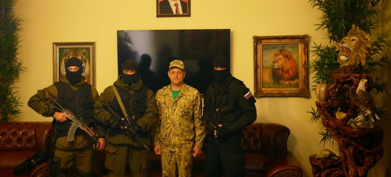 Олег Зубков и его "охрана" / Фото: olegzubkov.blogspot.com/