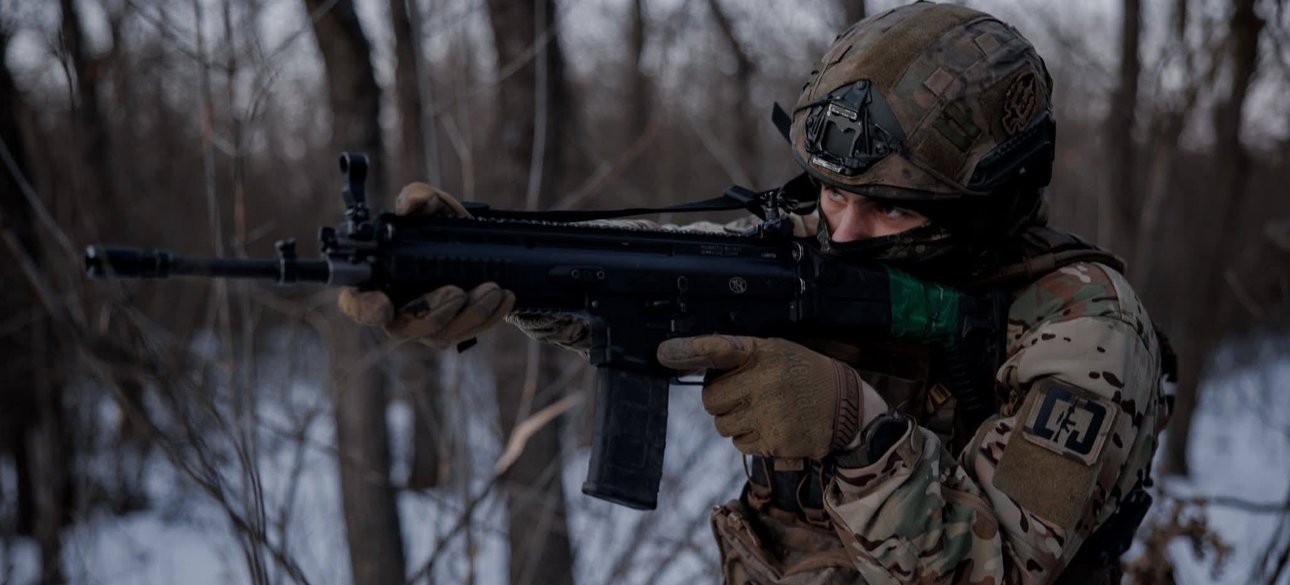 ЗСУ Боєць ЗСУ зі стрілецькою зброєю