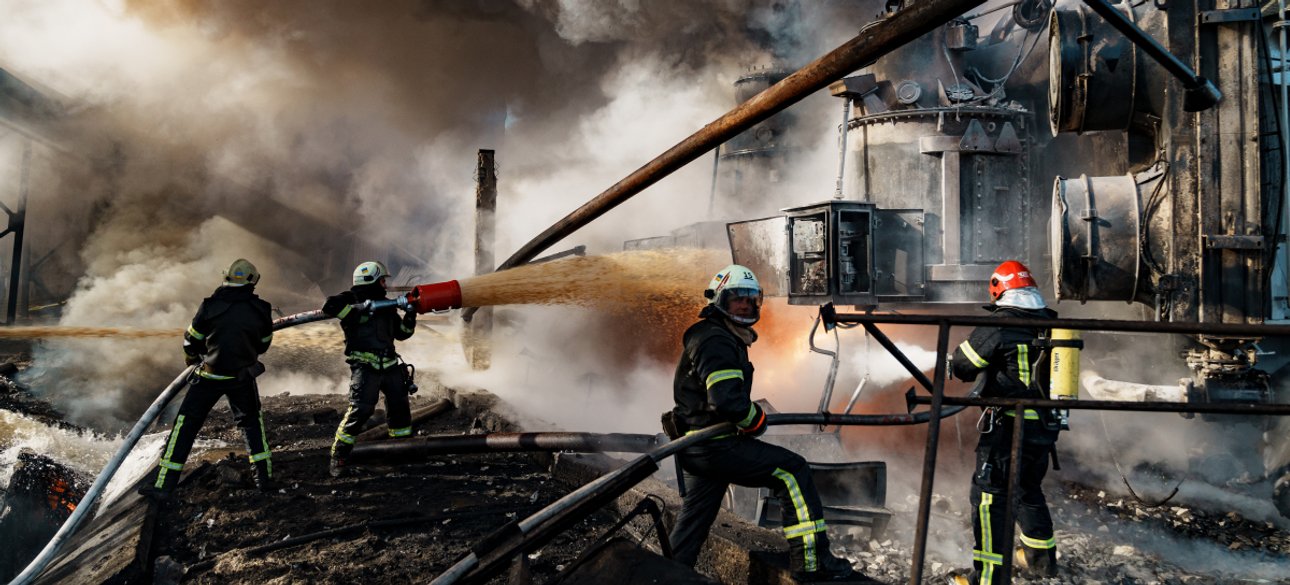 Українські пожежники гасять пожежу на об'єкті енергетики