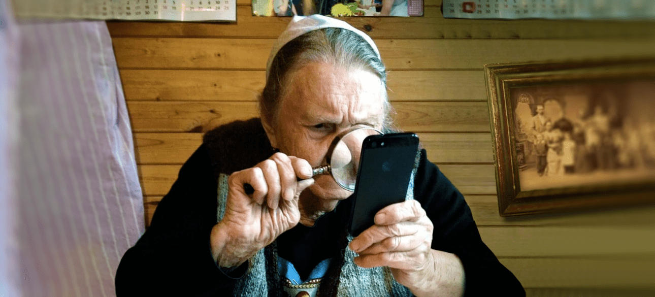 Бабушка со смартфоном