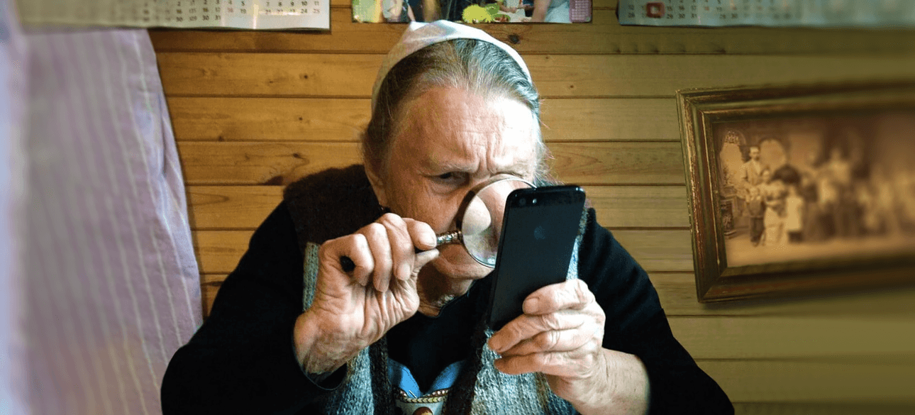 Бабуся зі смартфоном