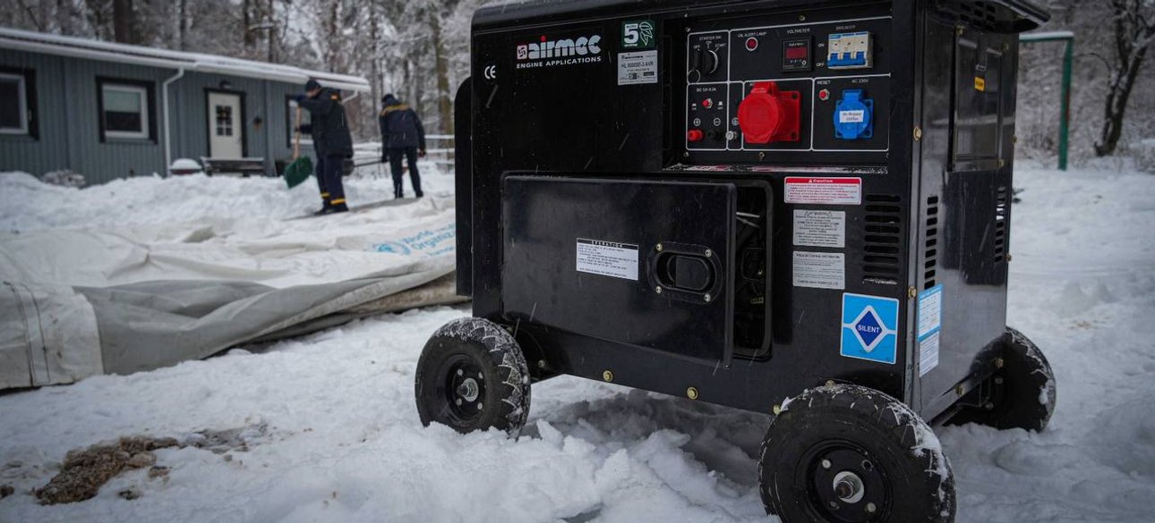 Генератор на улице украинского города