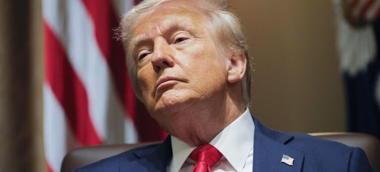 Дональд Трамп внимательно слушает вопросы