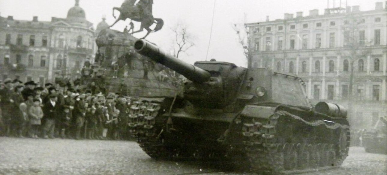 9 мая 1945 года, Киев. У памятника Богдану Хмельницкому.