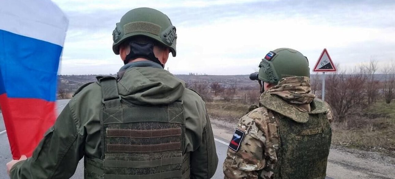 Солдаты РФ с российским флагом