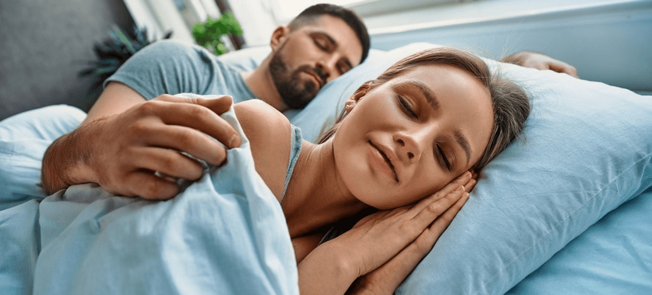 Подружня пара спить