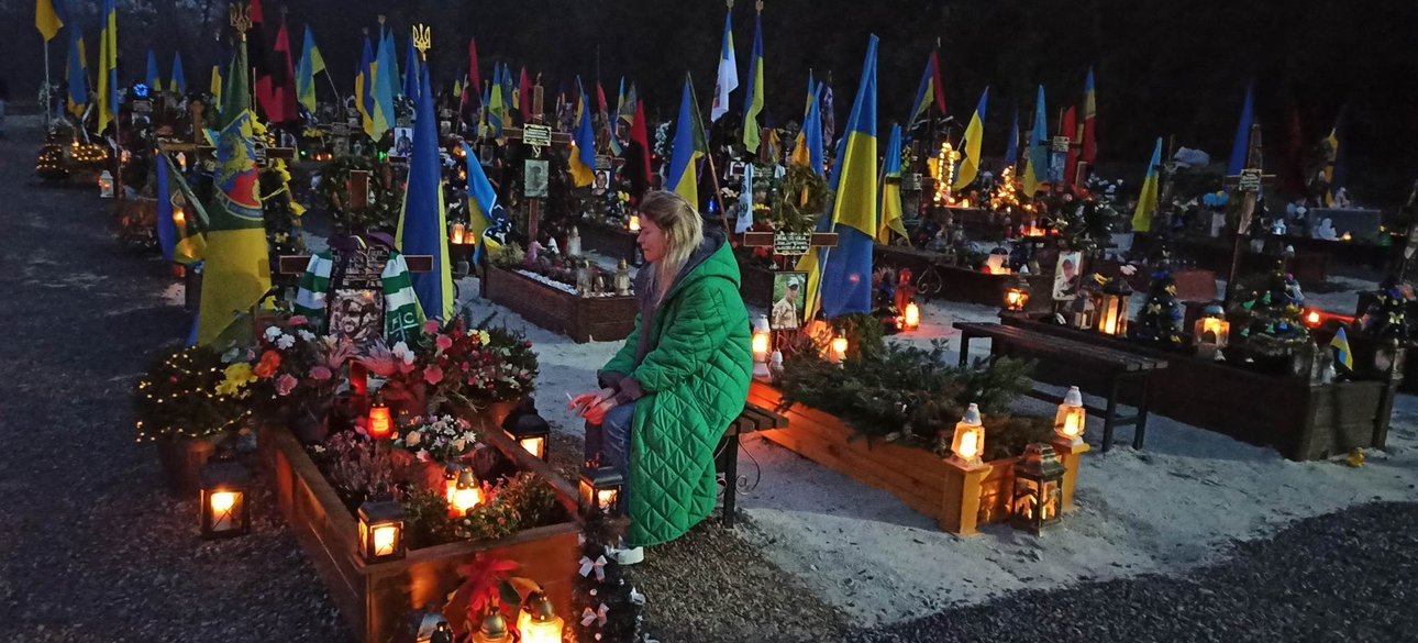 могила, квіти, вінок, хрест, загиблий військовий, марсове поле левів, личаківський цвинтар, вдова