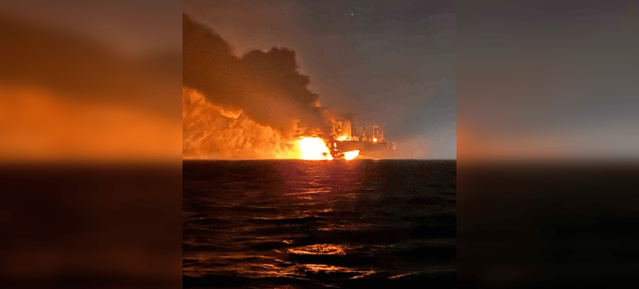 Горит танкер из "теневого флота" РФ после атаки украинских морских дронов