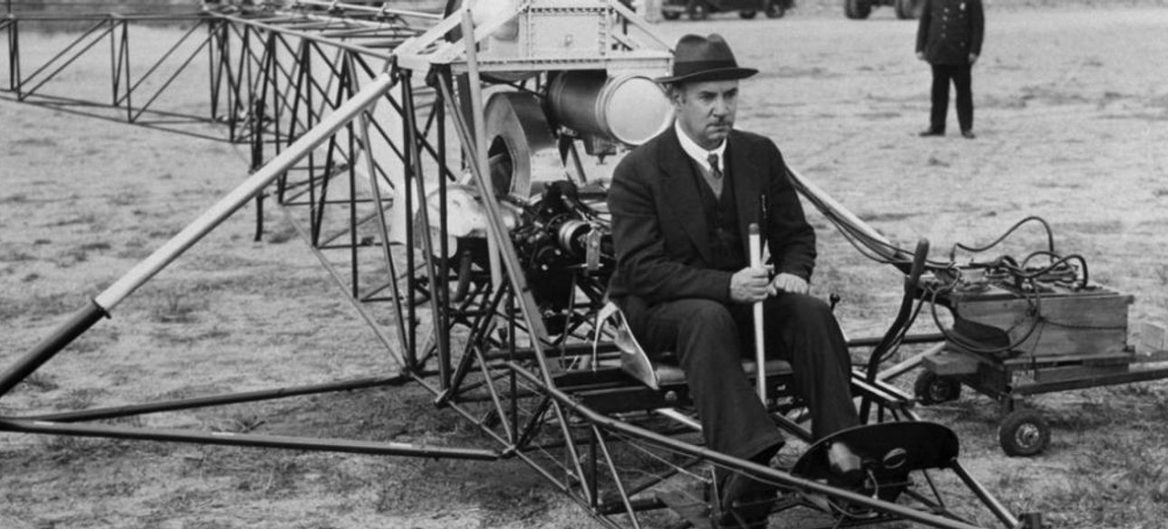 Игорь Сикорский во время испытаний