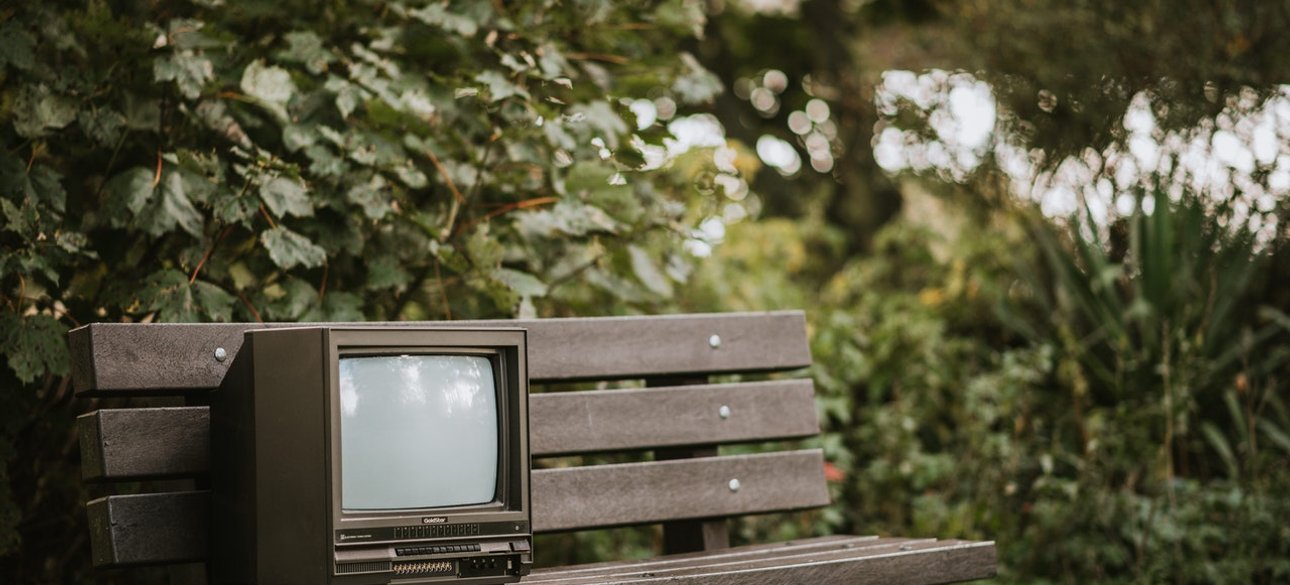 старый телевизор, винтажный телевизор на скамейке