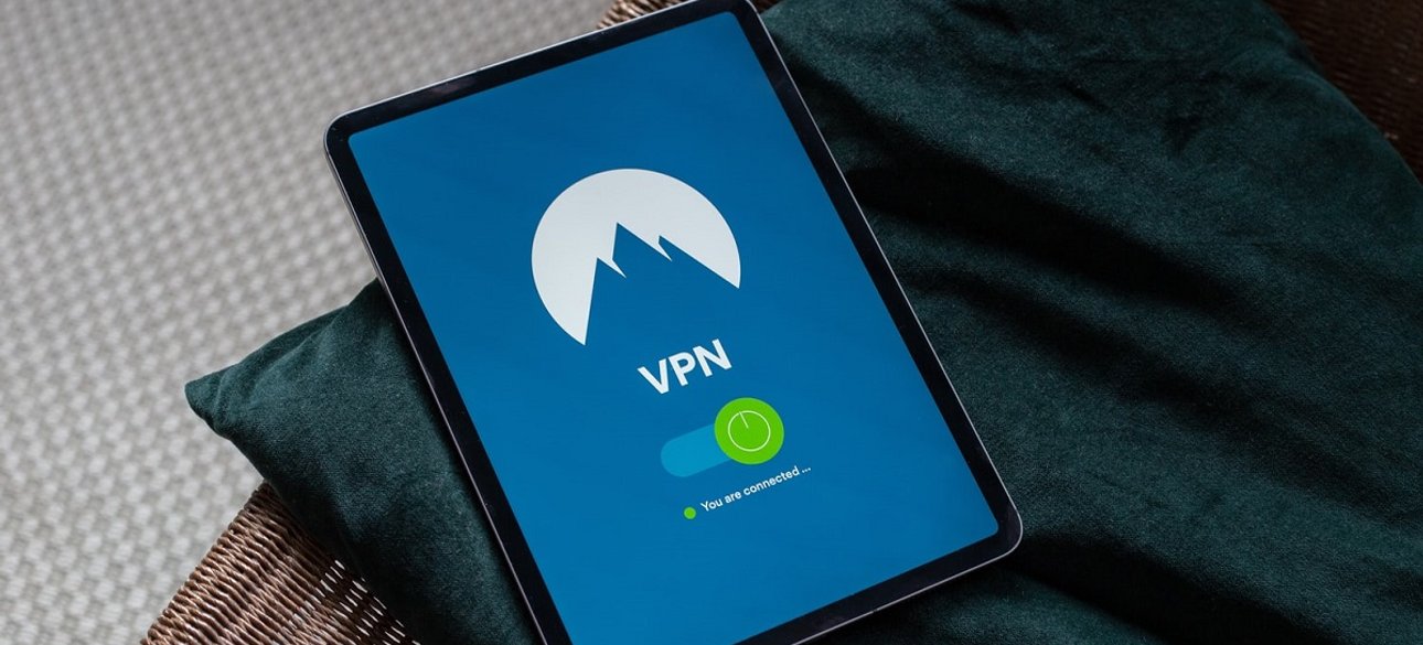 Планшет с VPN на экране