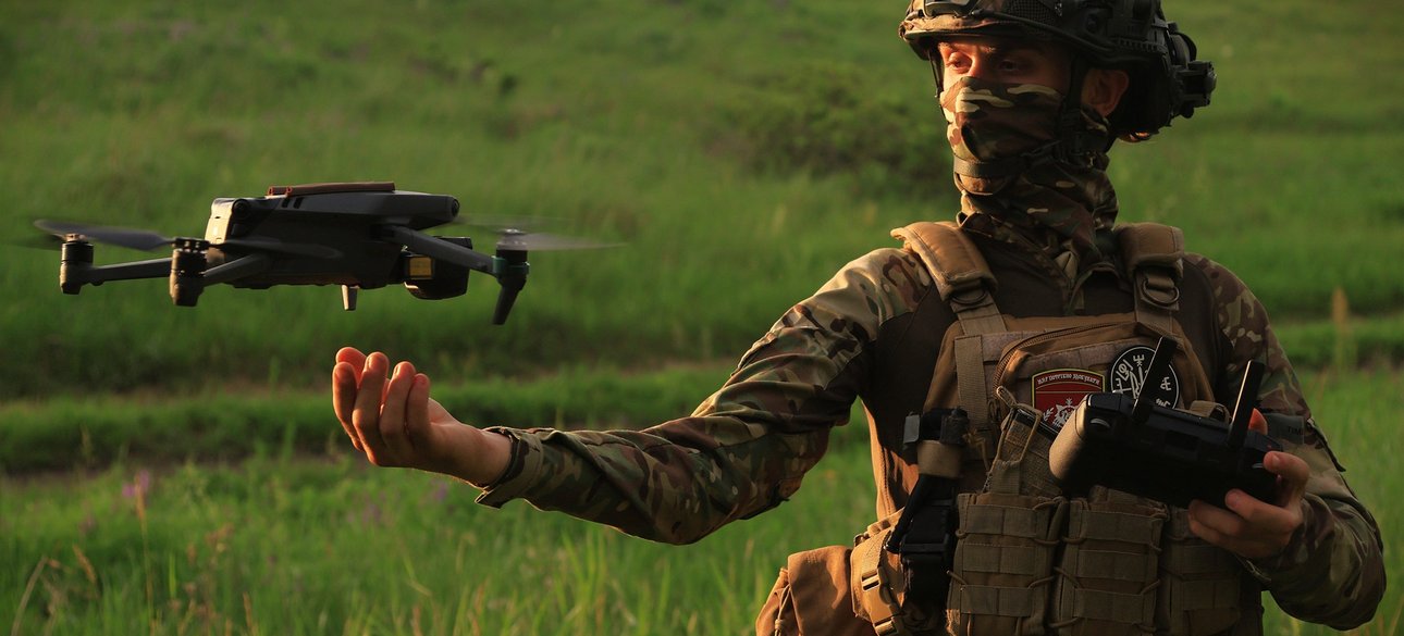 Боец ВСУ с дроном FPV