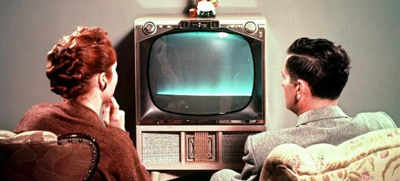 Люди перед телеэкраном